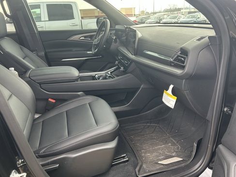 Used 2025 Chevrolet Traverse LT w/ Sun and Wheel Package image 3