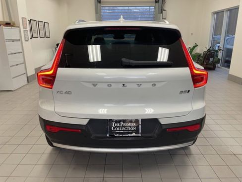 Certified 2025 Volvo XC40 B5 Core image 3