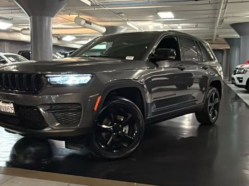 Used 2025 Jeep Grand Cherokee Altitude image 32