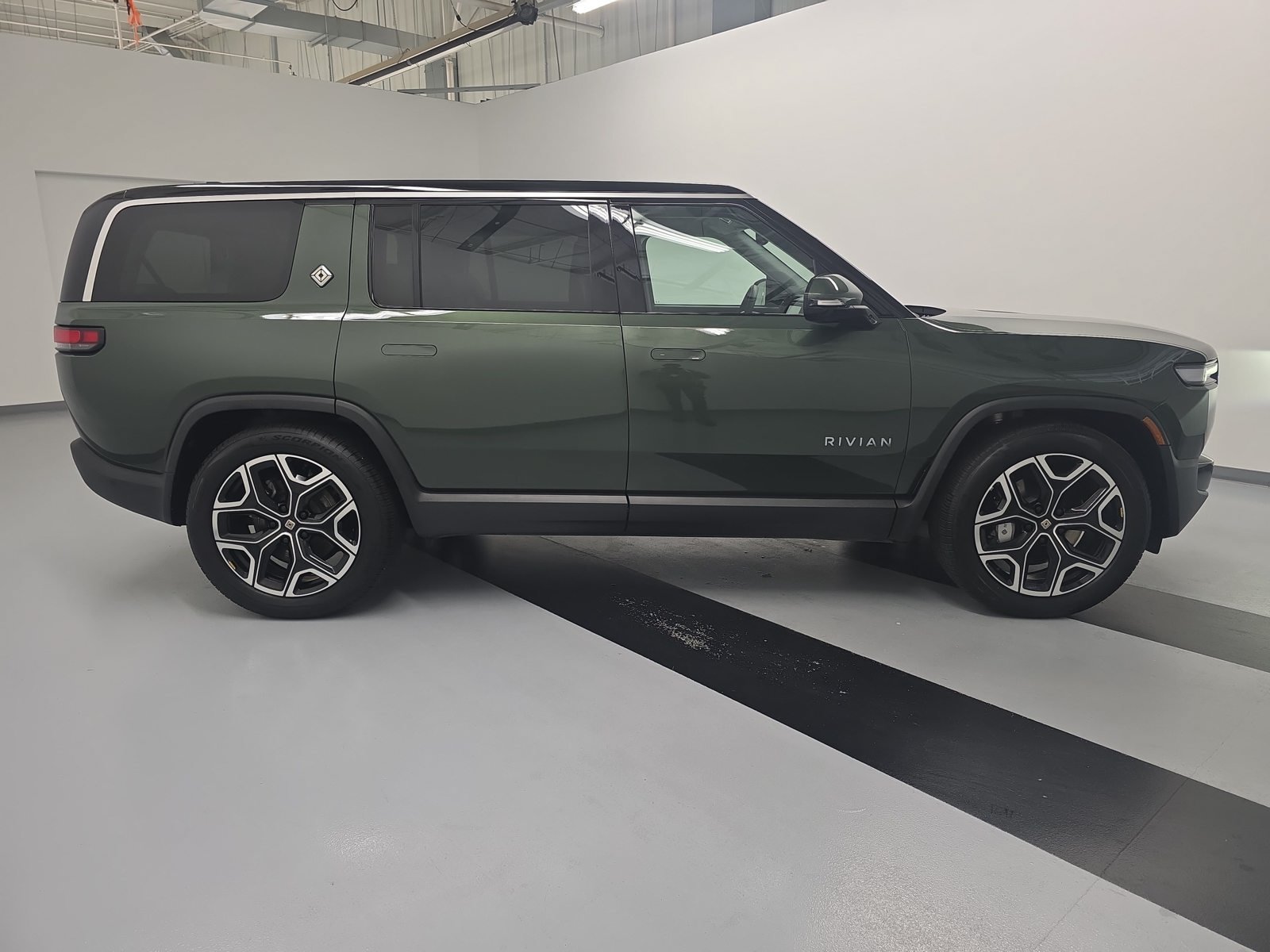 Used 2025 Rivian R1S Adventure Dual AWD/4WD image 6