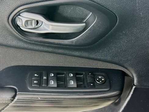 Used 2016 Jeep Cherokee Sport FWD image 22