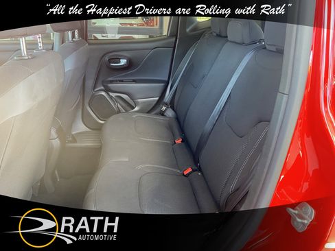 Used 2023 Jeep Renegade Latitude w/ Premium Group AWD/4WD image 18