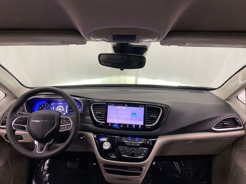 Used 2024 Chrysler Pacifica Touring-L FWD image 12