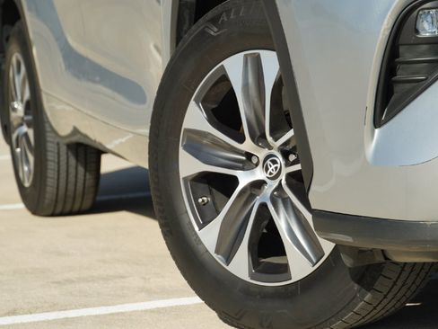 Used 2023 Toyota Highlander XLE image 3