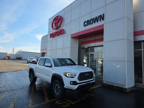 Used 2022 Toyota Tacoma TRD Off-Road image 1