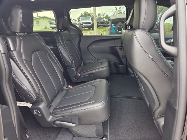 New 2027 Chrysler Pacifica Select FWD image 18