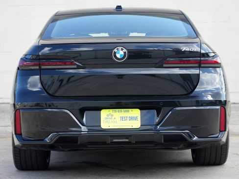 Used 2025 BMW 740i w/ Premium Package RWD image 11