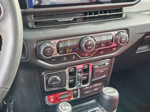 Used 2024 Jeep Gladiator Willys image 22