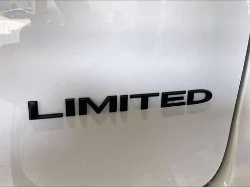 Used 2025 Chrysler Pacifica Limited FWD image 21