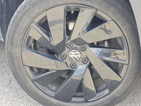 Used 2023 Volkswagen Taos SE w/ Panoramic Sunroof Package AWD/4WD image 8