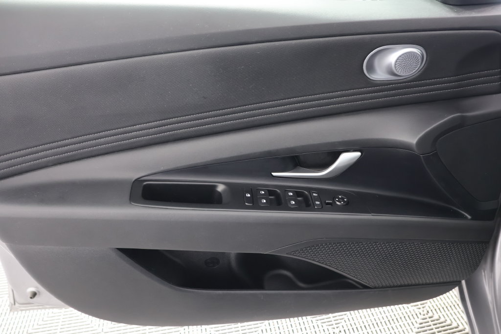 Used 2025 Hyundai Elantra SEL FWD image 25