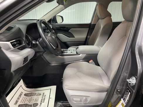 Used 2022 Toyota Highlander LE image 9
