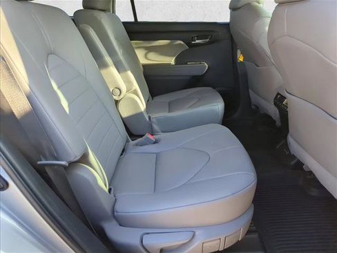 Used 2023 Toyota Highlander XLE FWD image 25