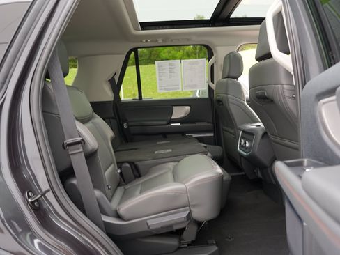 Used 2025 Ford Expedition Active AWD/4WD image 31