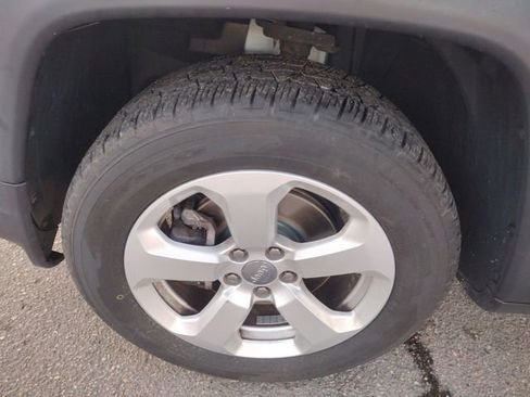 Used 2018 Jeep Compass Latitude w/ Cold Weather Group image 28