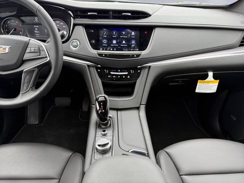 New 2025 Cadillac XT5 Luxury image 16