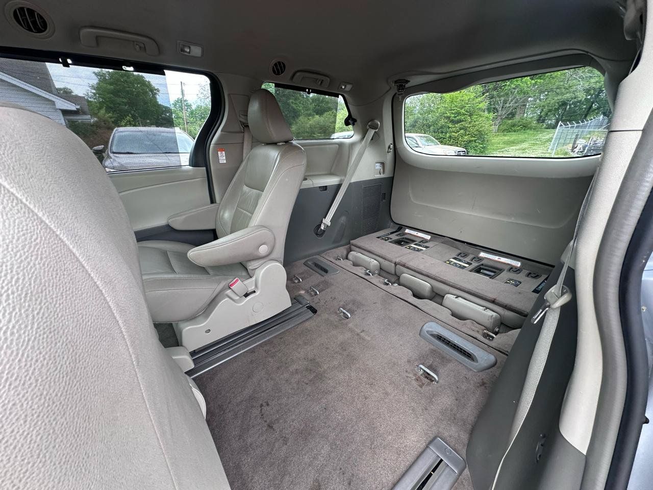 Used 2018 Toyota Sienna XLE FWD image 18