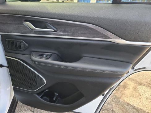 Used 2023 Jeep Grand Cherokee Limited image 17