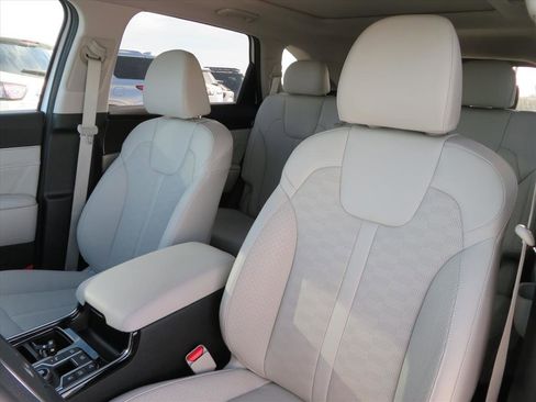 Used 2025 Kia Sorento SX image 16