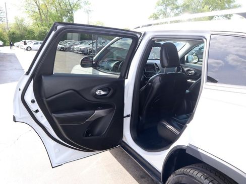 Used 2019 Jeep Cherokee Latitude Plus w/ Cold Weather Group FWD image 16