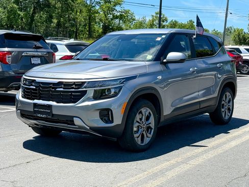 Used 2025 Kia Seltos LX AWD/4WD image 3
