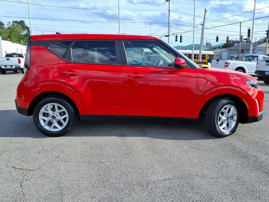 Used 2025 Kia Soul LX w/ LX Technology Package FWD image 3