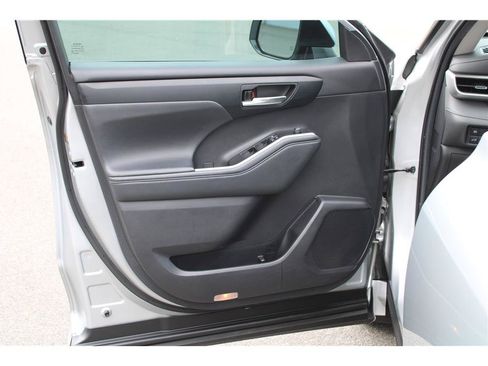 Used 2021 Toyota Highlander XLE AWD/4WD image 7