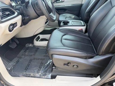 Used 2024 Chrysler Pacifica Touring-L FWD image 17