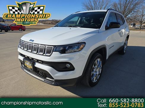 Used 2022 Jeep Compass Latitude image 1