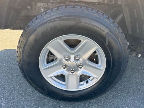 Used 2022 Jeep Gladiator Sport image 11