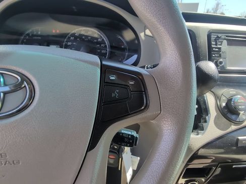 Used 2013 Toyota Sienna LE w/ Towing Pkg AWD/4WD image 15