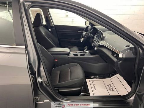 Used 2025 Nissan Altima 2.5 SV FWD image 37