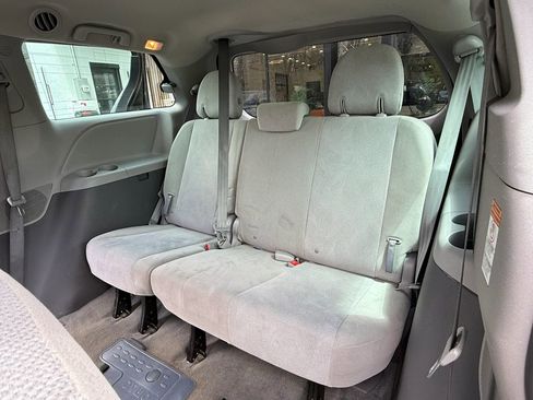 Used 2015 Toyota Sienna L FWD image 32