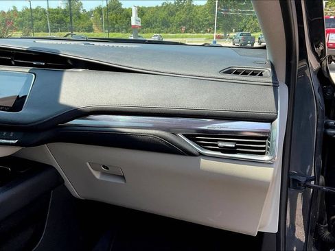 Used 2019 Cadillac XT4 Luxury w/ Cold Weather Package FWD image 16