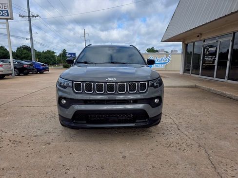 Used 2024 Jeep Compass Latitude w/ Convenience Group AWD/4WD image 2