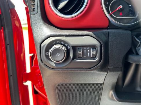Used 2022 Jeep Wrangler Unlimited Rubicon w/ Cold Weather Group AWD/4WD image 13