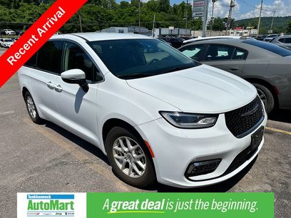Used 2023 Chrysler Pacifica Touring-L