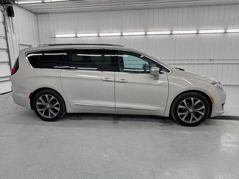 Used 2017 Chrysler Pacifica Limited w/ UConnect Theater Package FWD image 8