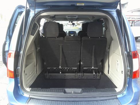 Used 2011 Chrysler Town & Country Touring image 18