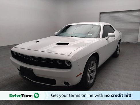 Used 2016 Dodge Challenger SXT RWD image 1