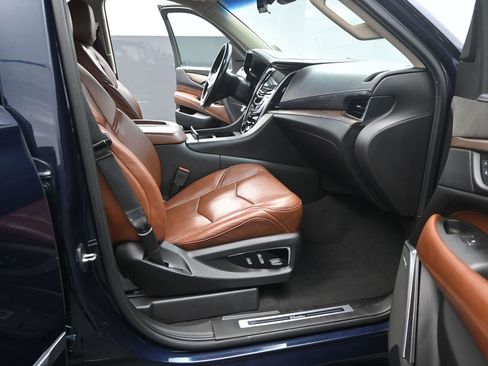 Used 2019 Cadillac Escalade ESV Luxury image 17
