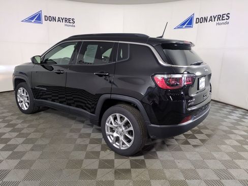 Used 2023 Jeep Compass Latitude AWD/4WD image 3