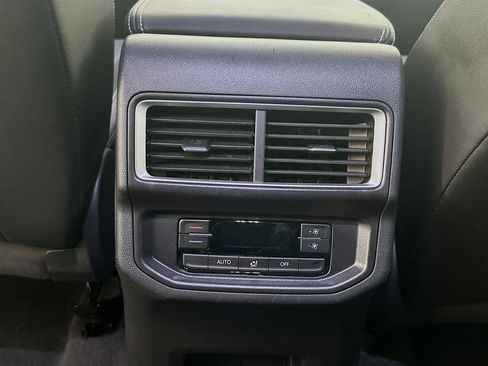 Used 2025 Volkswagen Atlas SE image 27