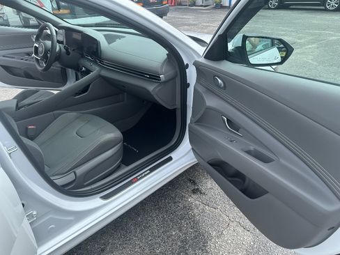 Used 2024 Hyundai Elantra SEL w/ Convenience Package FWD image 10