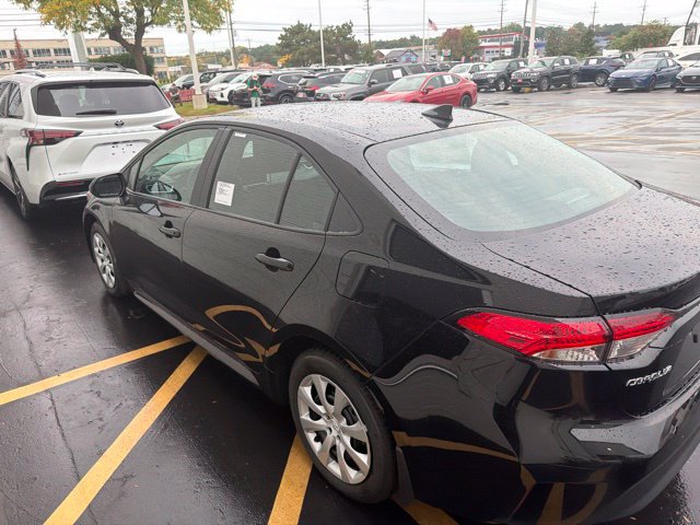Used 2027 Toyota Corolla LE FWD image 5