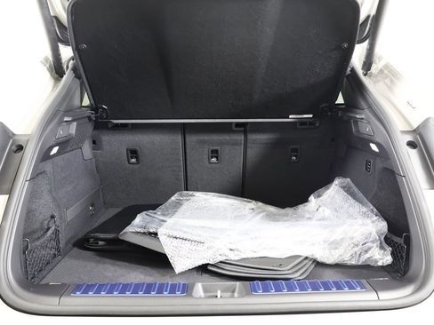 New 2026 Porsche Macan 4 Electric image 12