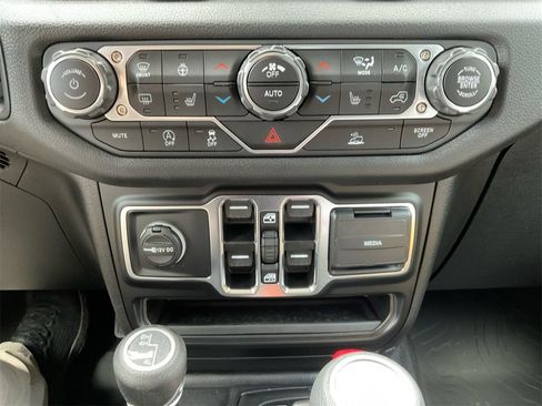 New 2025 Jeep Gladiator Sport image 18