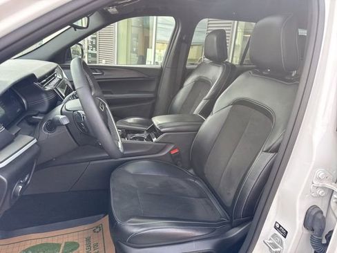 Used 2023 Jeep Grand Cherokee Altitude image 16