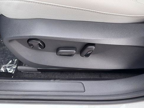 New 2026 Volkswagen Taos SE image 14