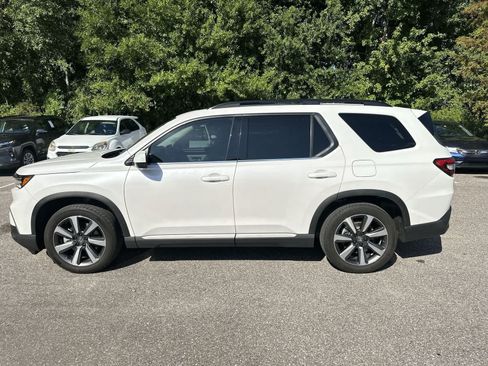 Used 2025 Honda Pilot Touring image 3